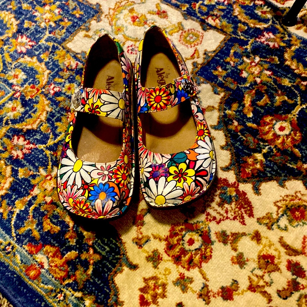 Great condition only wore a few times great 4 stylists or nurse floral rare😊